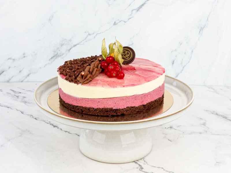 Svartvinbär och vit chokladmoussetårta